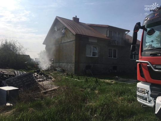 Kilkanaście minut temu straż pożarna została wezwana do pożaru domu jednorodzinnego w Szulmierzu