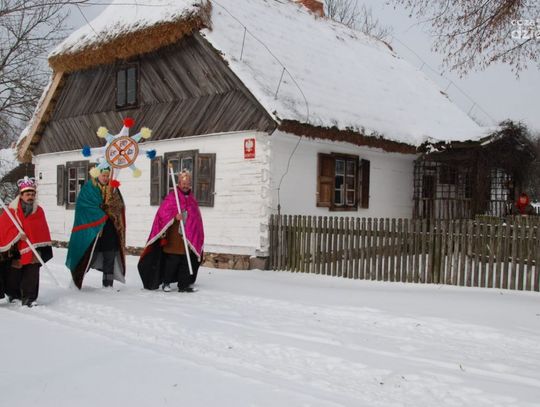 Kolędnicy wędrujący od domu do domu to już wygasająca tradycja