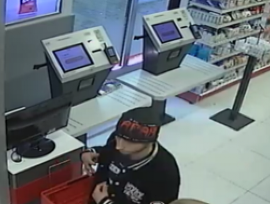 Kolejny złodziej perfum. Policja publikuje zdjęcia z monitoringu