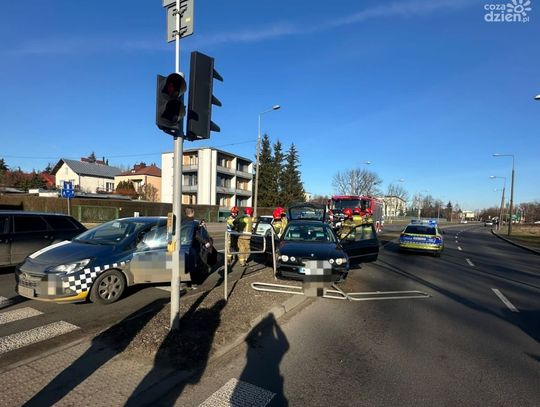 Kolizja na ul. Tatarskiej w Ciechanowie - BMW uderza w tył Opla