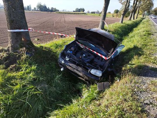 Kolizja drogowa w Rąbieżu, na miejscu rozbity samochód