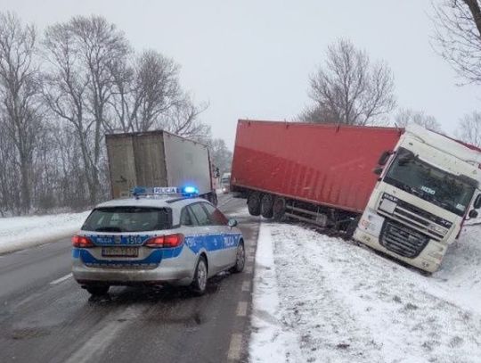 Kolizje w Ujazdówku i Gostkowie. Trudne warunki na drogach