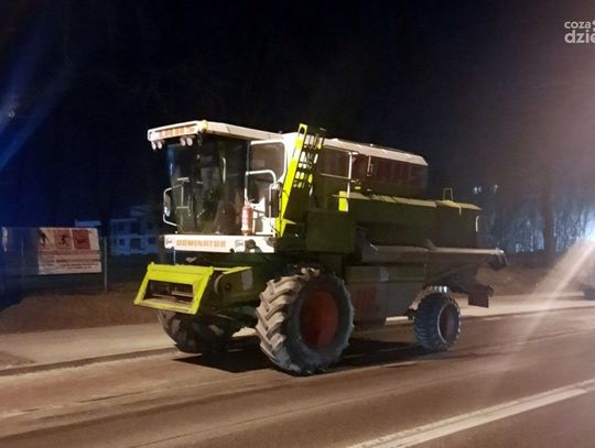 Kombajnem zbożowym, zimą, na podwójnym gazie po ulicach Mławy