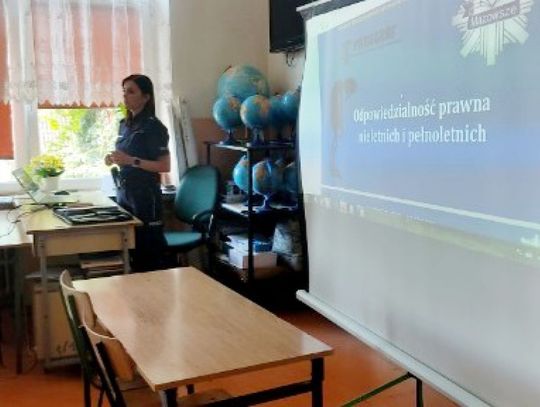Komenda Powiatowa Policji w Ciechanowie edukuje i współpracuje z uczniami w sprawach bezpieczeństwa