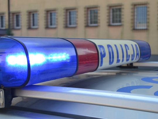 Koneser kawy... za kratkami? 47-latek z Gruzji zatrzymany za kradzieże w makowskich sklepach. Policyjne światła na radiowzie