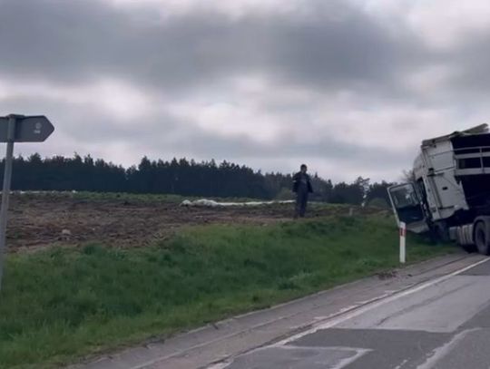 Korki w stronę Ciechanowa. Tir w rowie, utrudnienia potrwają nawet kilka godzin