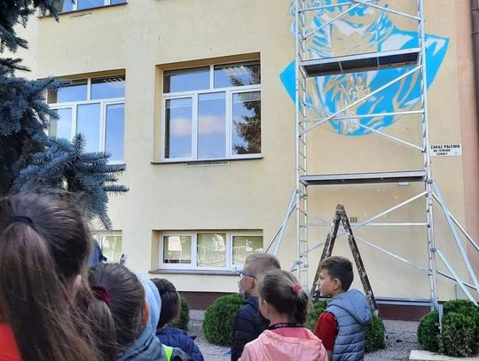 Kościuszko na ścianie przasnyskiej szkoły