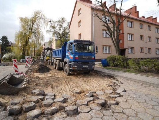 Kostka brukowa zamiast płyt. Trwa remont drogi za Halą Pułtuską