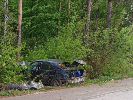 Koszmarny wypadek pod Różanem - mercedes roztrzaskał się o drzewo w Podborzu