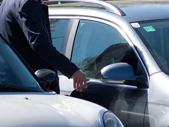 Kradł, bo nigdzie nie pracuje. Polował na niezamknięte auta