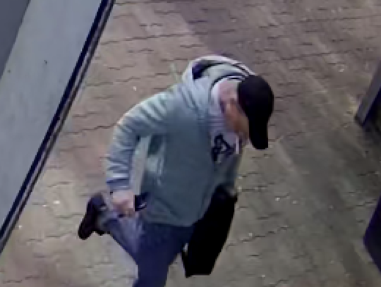 Kradzież aktówki przy pomniku w Ciechanowie – policja prosi o pomoc w identyfikacji sprawcy