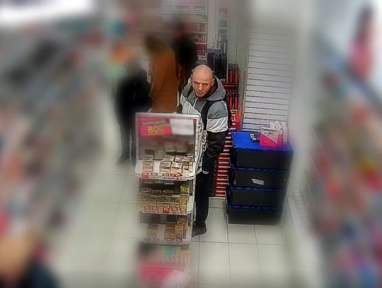 Kradzież perfum i golarek w mławskiej drogerii - Policja prosi o pomoc w identyfikacji sprawcy [video]