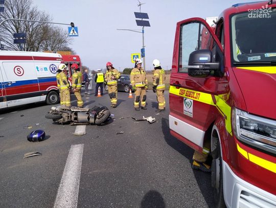 Kraksa na 50-tce. Motorowerzysta w szpitalu