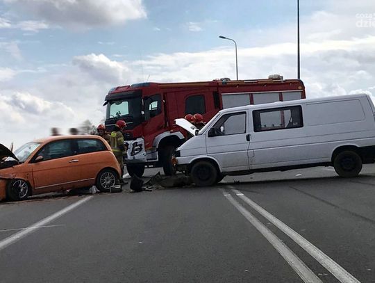 Kraksa na skrzyżowaniu. 2 osoby ranne