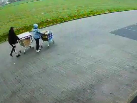 Kryminalny duet w Raciążu: Pracownica sklepu zdemaskowała złodziei z wózkami pełnymi napojów