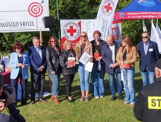 Najlepsze w strzelaniu kobiety otrzymują dyplomy i upominki