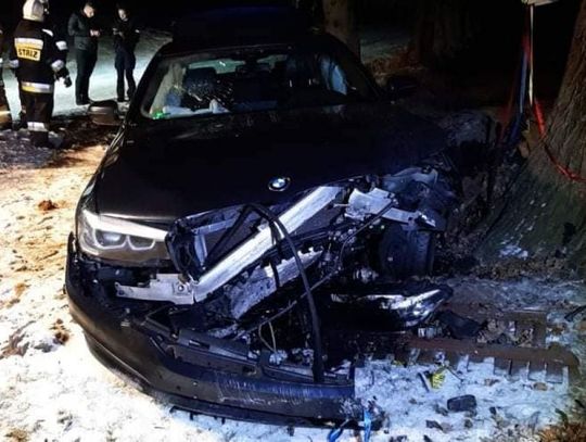 Luksusowe BMW uderzyło w drzewo