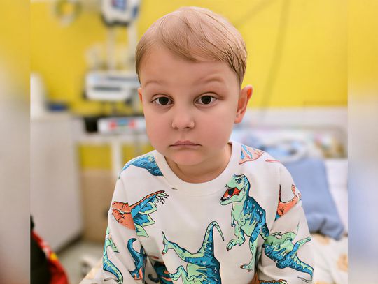 Mały Bartek walczy z białaczką i autyzmem. "Nie rozumie, dlaczego wypadły mu włoski" Bartek Łoniewski w szpitalu - chory na białaczkę