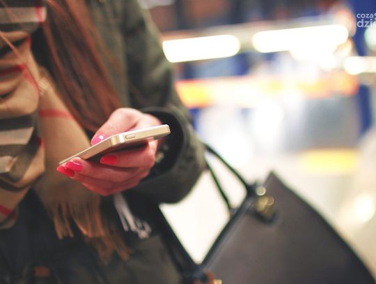 „Mamo, telefon wpadł mi do toalety…” – oszuści wyłudzili prawie 7 tysięcy złotych