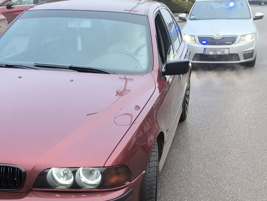 Auto z głośnym wydechem podczas kontroli policji