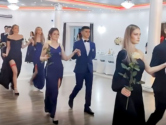 Maturzyści 2025 ZST CKU w Ciechanowie tradycyjnie rozpoczęli Studniówkę