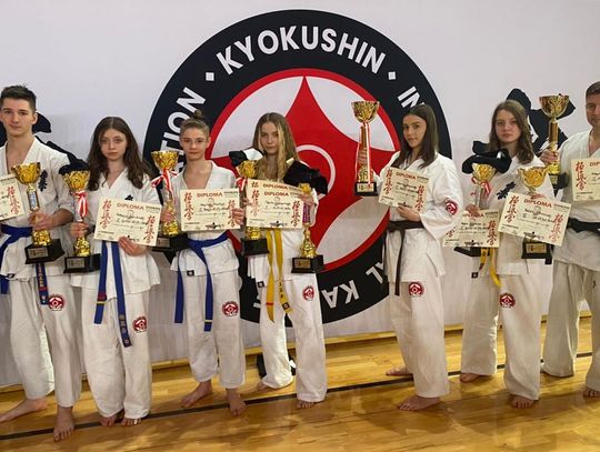 Medalowy początek roku ciechanowskich karateczek i karateków