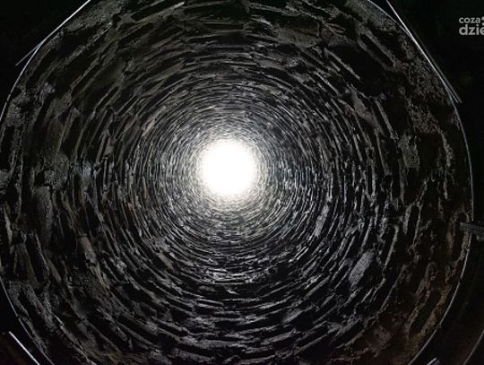 Mężczyzna wpadł do szybu wentylacyjnego. Mimo szybkiej interwencji medycznej nie przeżył