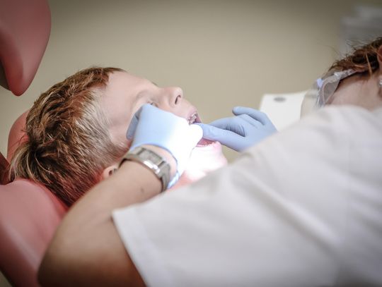 Dziecko na fotelu dentystycznym