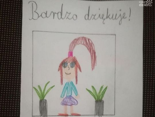 Mieszkanki Ciechanowa dziękują policji za pilnowanie ich mamy