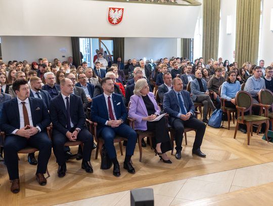 Miliony na edukację na Mazowszu. Marszałek Struzik spotkał się z uczniami w Opinogórze. Rozmowy o Unii Europejskiej