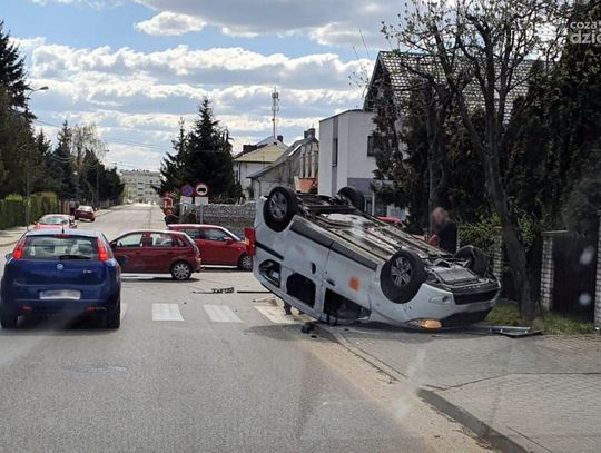 Mława. Samochód dachował, kierowca był pijany