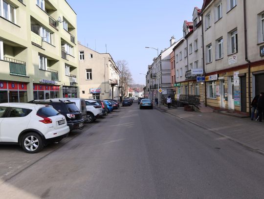 Mława sprząta po zimie: prace porządkowe na ulicach gminnych w toku