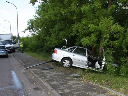 Mława. Wiózł dwoje dzieci i wypadł z drogi (zdjęcia)