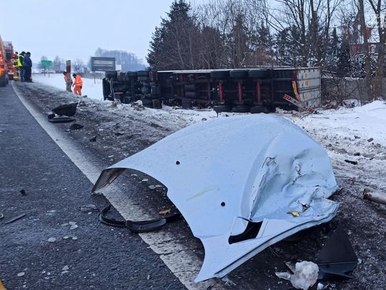 Mława. Wypadek na Warszawskiej, tir w rowie