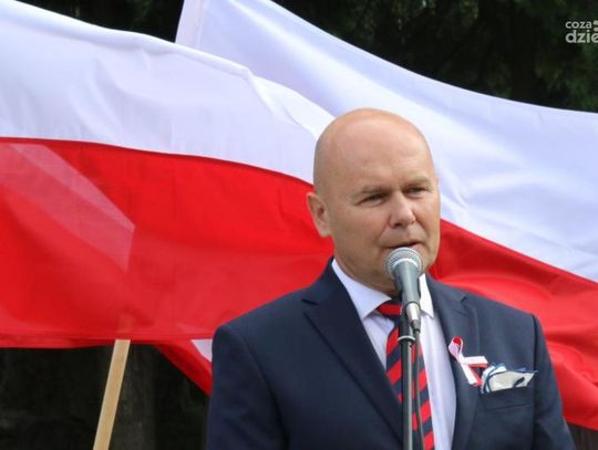 Mławianie zaśpiewają Mazurka Dąbrowskiego z okien i balkonów
