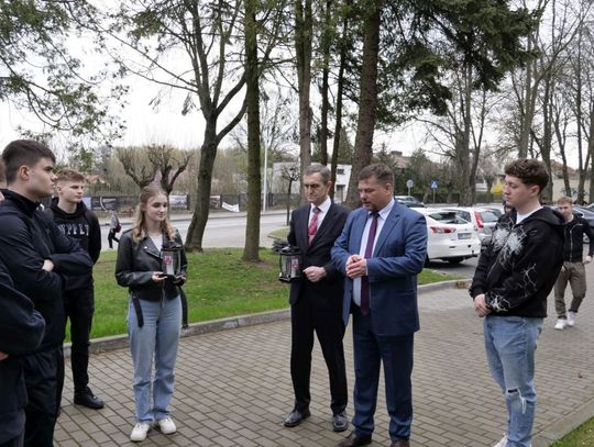 Młodzież Mławy Pamięta o Bohaterach Katynia. Symboliczna Lekcja Historii przy Dębach Pamięci
