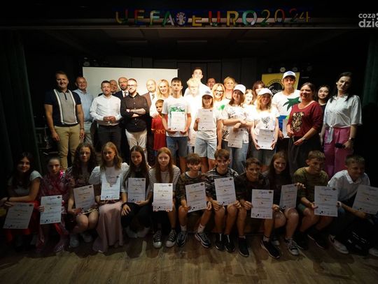 Młodzież z Ciechanowa pokazuje, jak tworzyć biznesy! Finał projektu „Dragon's Den”