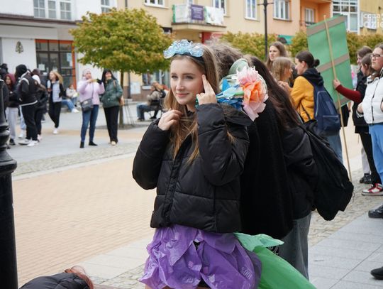 Młodzieżowy protest przeciwko plastikowi
