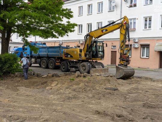 Modernizacja przy Pułtuskiej w Ciechanowie. Nowa kostka na 550 m2 drogi