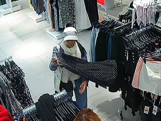 Monitoring uchwycił kradzież portfela w Mławie – policja szuka sprawczyni