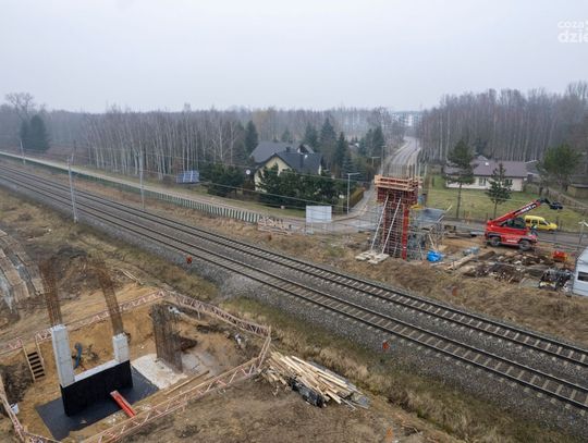 Montują wiadukt nad torami, autobusy zastępcze zamiast pociągów