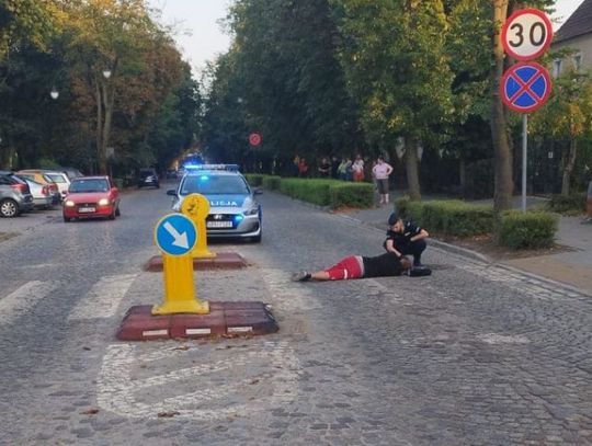 Na Sienkiewicza na przejściu dla pieszych mężczyzna stracił przytomność. Błyskawiczna reakcja policji
