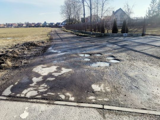 Nad niektórymi ulicami w Ciechanowie zawisły ciemne chmury. Czekają na naprawę od kilkunastu lat