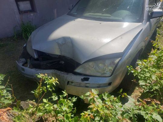 Najpierw uderzył w ogrodzenie potem w drzewo 