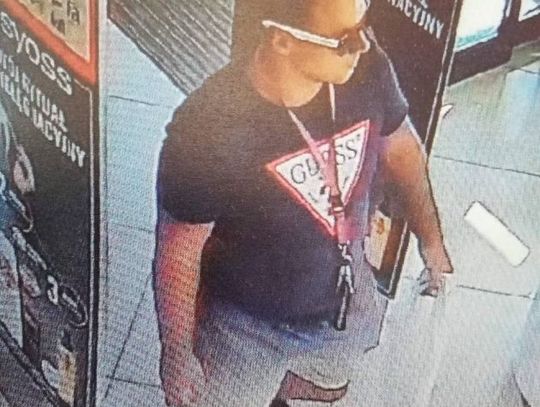 Namierzyły go kamery monitoringu. Ukradł perfumy. Szuka go policja