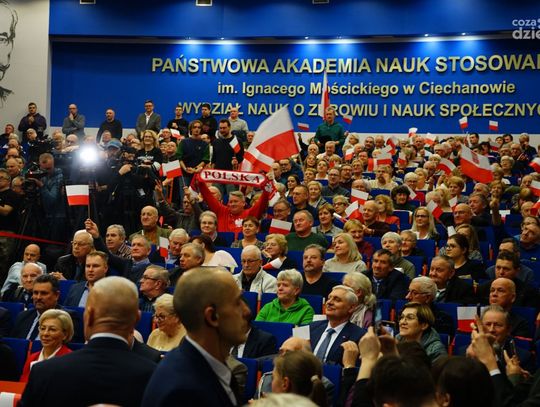 Nawrocki przemawia, studenci dostają białej gorączki