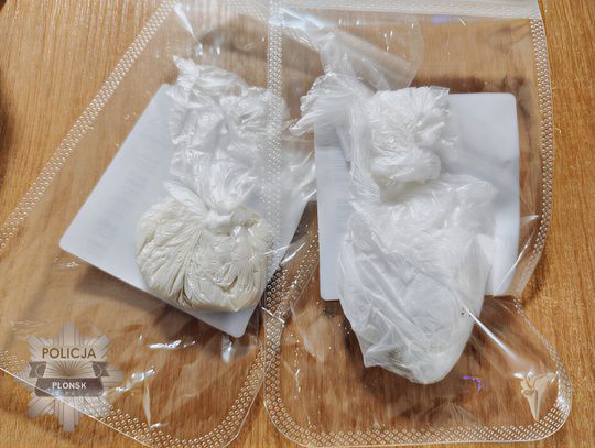 Nerwowe zachowanie zdradziło 33-latkę. Policjanci z Raciąża znaleźli narkotyki podczas kontroli Amfetamina i mefedron w torebkach na stole