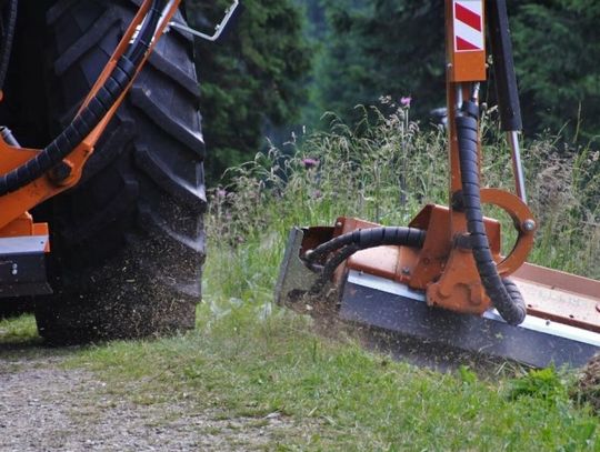 "Nie potrafię tego zrozumieć". Śmieci lądują na poboczach