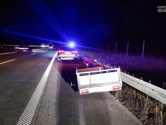 Niebezpieczna sytuacja na S7 - policja poszukuje właściciela porzuconej przyczepy