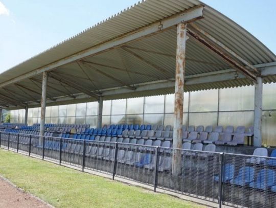 Nieletni rozpalili ognisko na trybunach stadionu w Glinojecku. Burmistrz: Nie pozwólmy zniszczyć stadionu